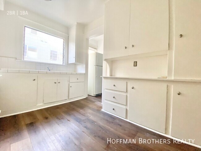 Building Photo - 526 1/2 Heliotrope -
