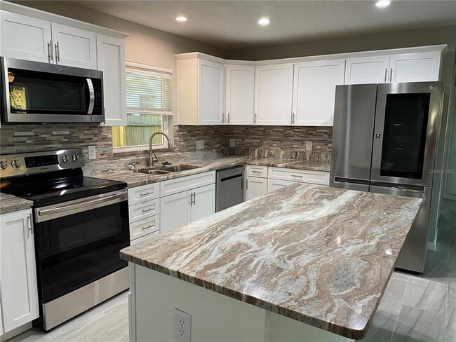 Building Photo - 38415 9th Ave