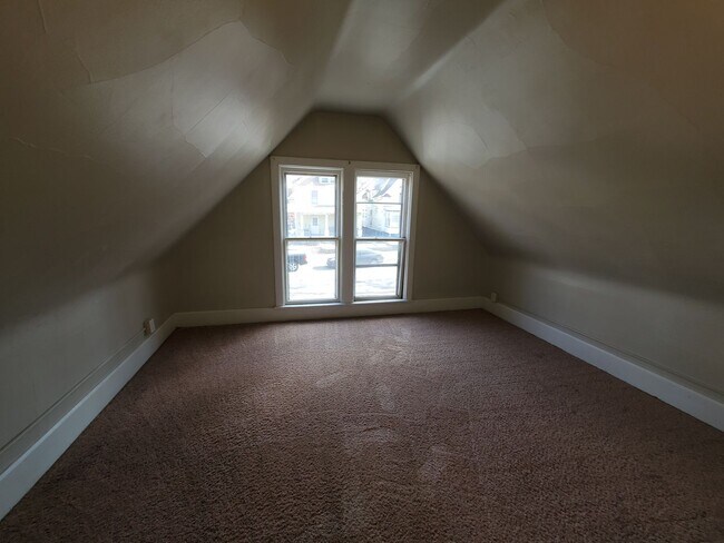 Building Photo - 2 Bedroom House in Rock Island