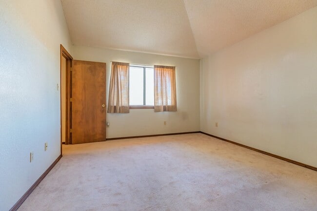 Building Photo - Beautiful 2-Story Home