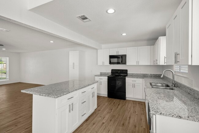 Building Photo - 914 Grand Oaks Dr