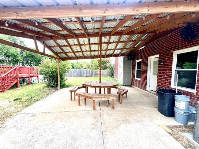 Building Photo - 1204 Hillside Dr
