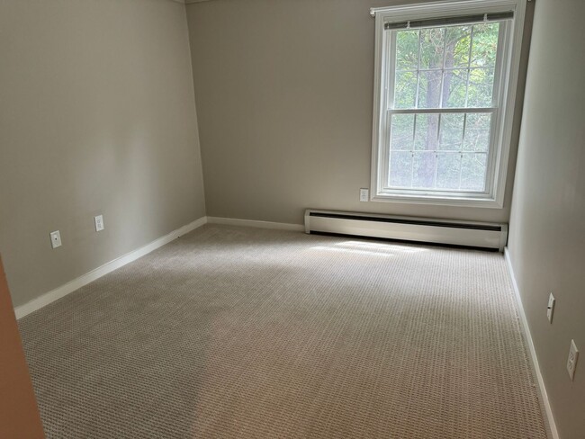 Building Photo - Beautiful One Bedroom Condo - HEAT INCLUDED!!