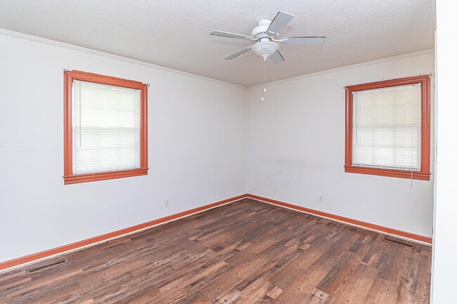 Building Photo - Brick Ranch in Pikeville! Lawn care included!