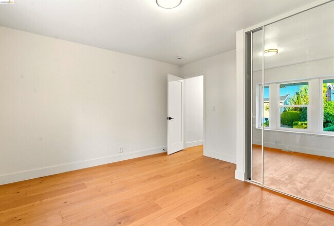 Building Photo - 11 Paddock Ct