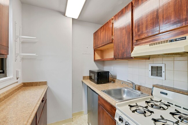 Building Photo - Spacious & Bright Studio at River Place East