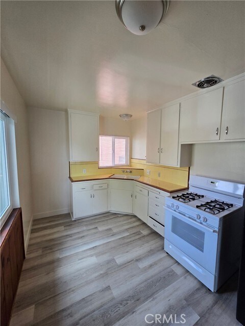 Building Photo - 502 E Cypress Ave