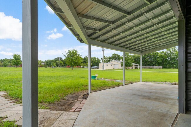 Building Photo - Modern Comfort on 1 Acre in Coweta – Available Now!