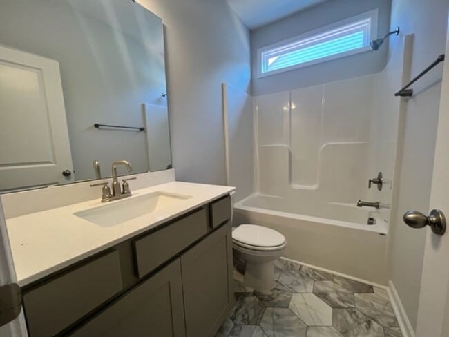 Building Photo - 3 Bedroom Triplex in Smithfield!
