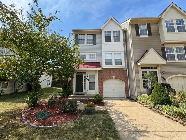 Primary Photo - Beautiful And Spacious 3 Bed 3 Bath End Un...