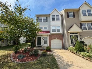 Building Photo - Beautiful And Spacious 3 Bed 3 Bath End Un...