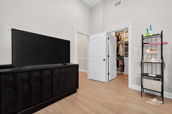 Building Photo - Luxurious Penthouse Retreat in the Heart of Chicago's Desirable Near West Side