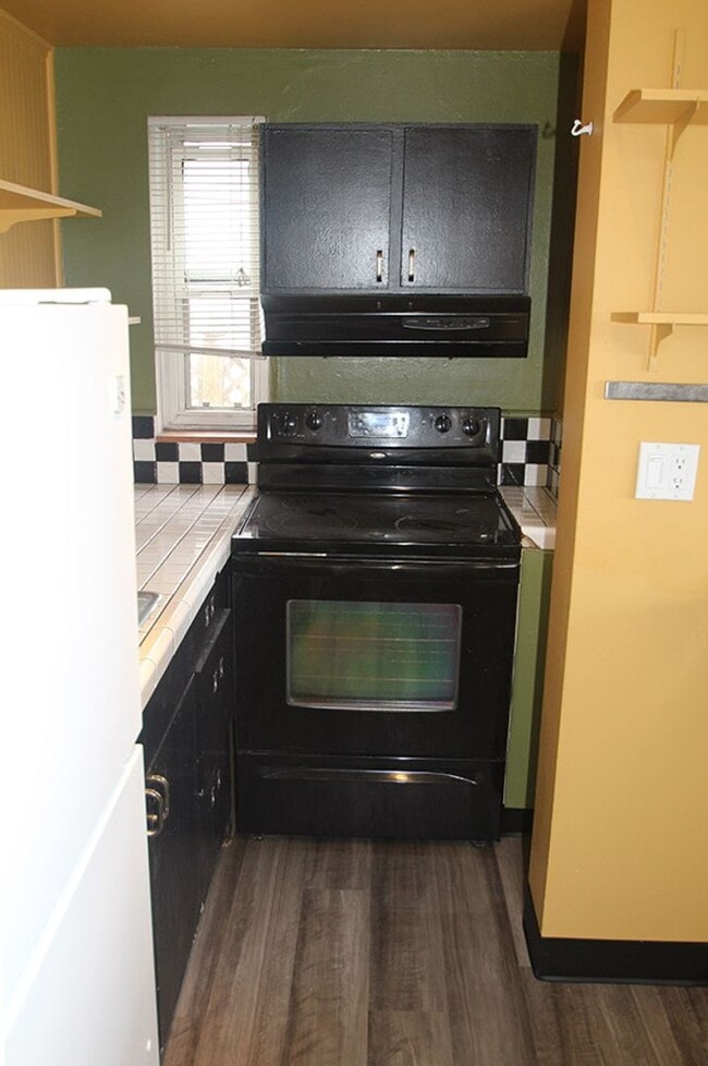 Building Photo - CHARMING 2 BEDROOM TUDOR REVIVAL APARTMENT W/ SOME VIEWS