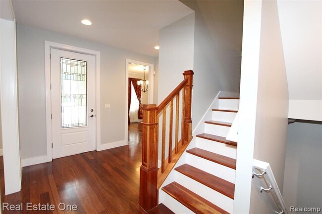 Building Photo - 1090 Oakwood Dr