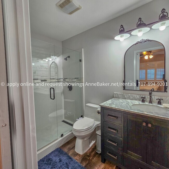 Building Photo - Exquisitely Updated Condo - Must See