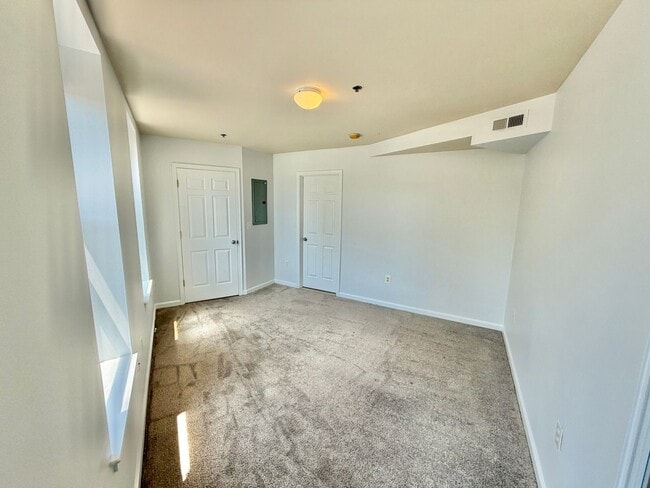 Building Photo - Great 1 Bed 1 Bath in Eckington/Bloomingdale at the Madison Condominiums