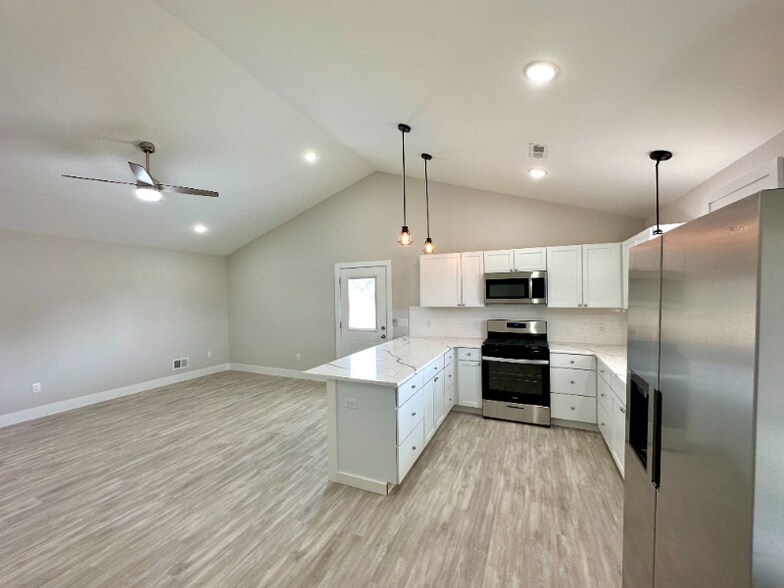 Building Photo - 1956 W Cadmus Rd