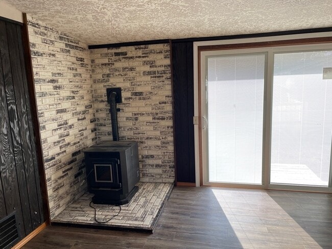 Building Photo - BEAUTIFUL THREE BEDROOM AT SILVER LAKE