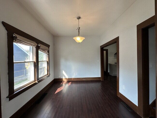 Building Photo - Beautiful PDX Bungalow, Master on Main, Wo...
