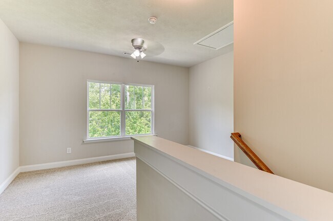 Building Photo - 140 Pebble Ln