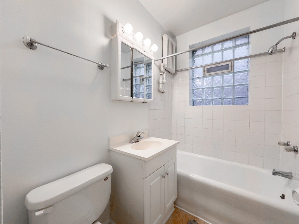 Building Photo - 545 W Wellington Ave