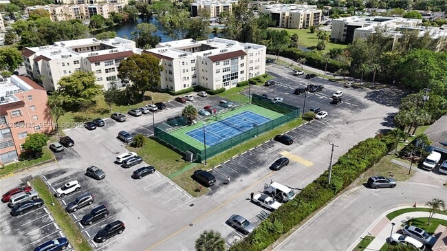 Building Photo - 2861 Somerset Dr