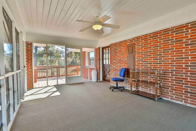 Building Photo - PROCUREMENT ONLY 334 Porter Road - Available Now! Ranch style home with spacious floor plan & bea...