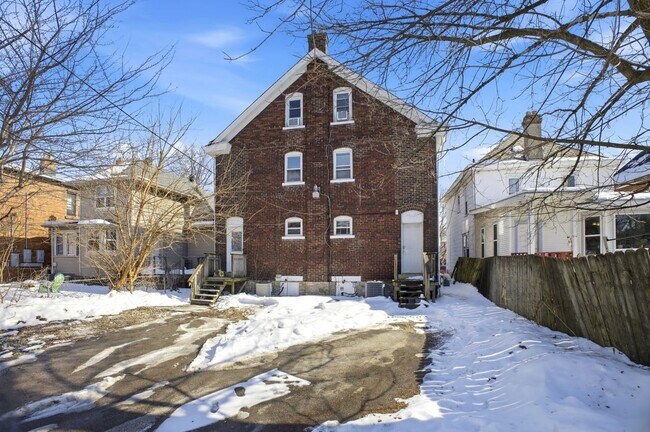 Building Photo - 2209 Summit St