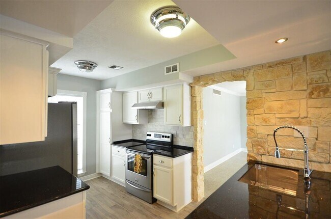 Building Photo - 9103 Braeburn Valley Dr