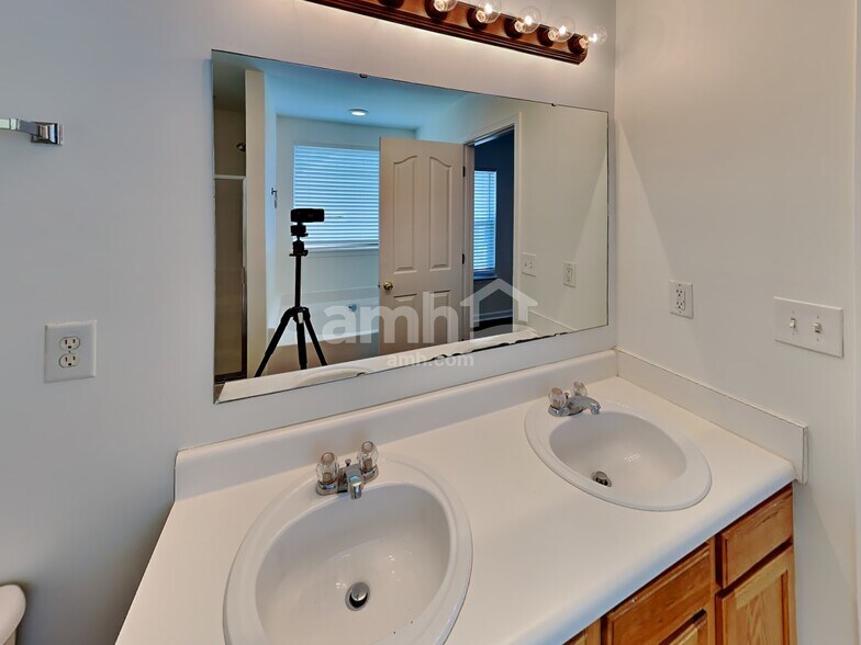 Building Photo - 3801 Wingdale Ct