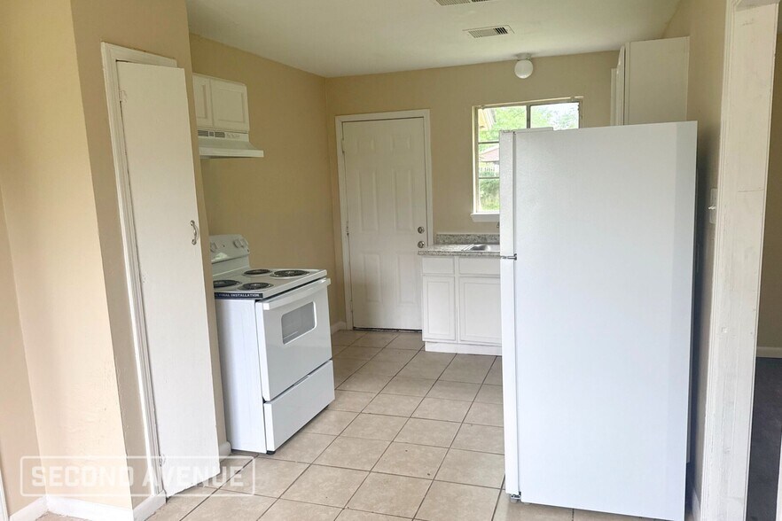 Building Photo - 9117 Oak Knoll Ln