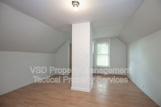 Building Photo - 1583 E 84th St