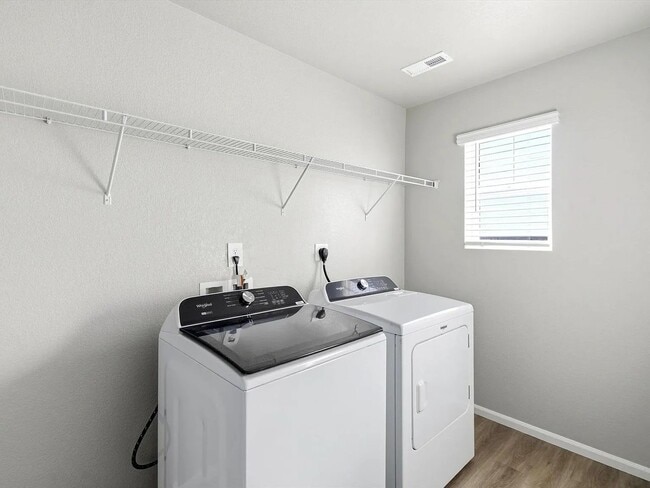 Building Photo - 3 Bedroom 3 Bath Home Available April!!