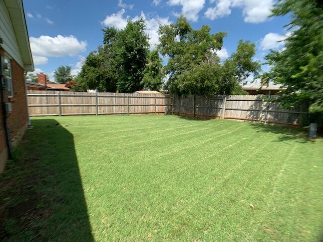 Building Photo - Northwest OKC 3 Bed 2 Bath For Rent!