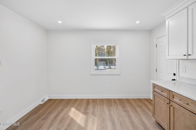 Building Photo - 10 Derry Ln