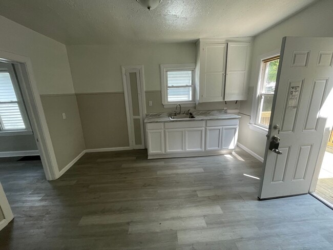 Building Photo - SECTION 8 and EDEN Accepted! Spacious, New...