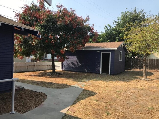Building Photo - 329 S Veach Ave