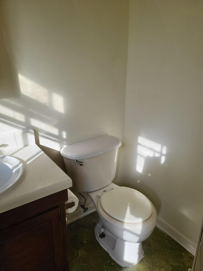 Building Photo - 6811 Radial Dr