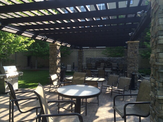 Building Photo - Modern 2-Bedroom in Eden Prairie with Heat...