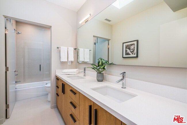 Building Photo - 4427 Kingswell Ave