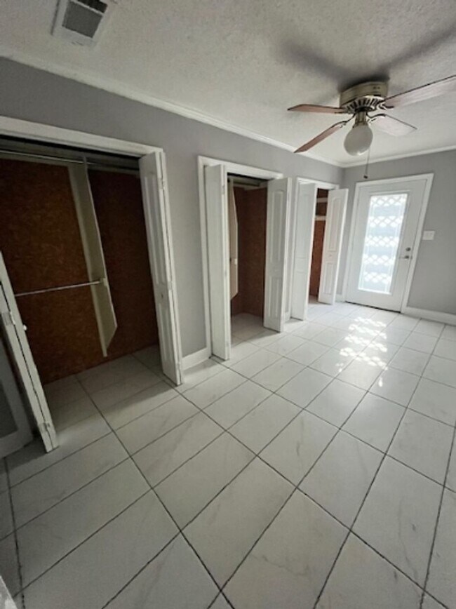 Building Photo - Luxury Ranch Living: Pool, Privacy & Premi...