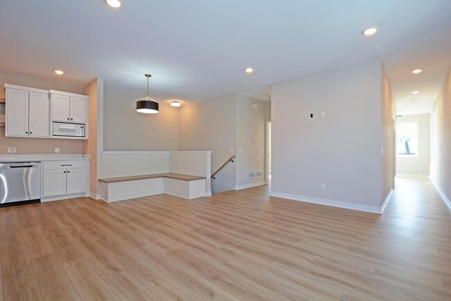 Building Photo - New Construction Townhouse Available Now in Roseville!