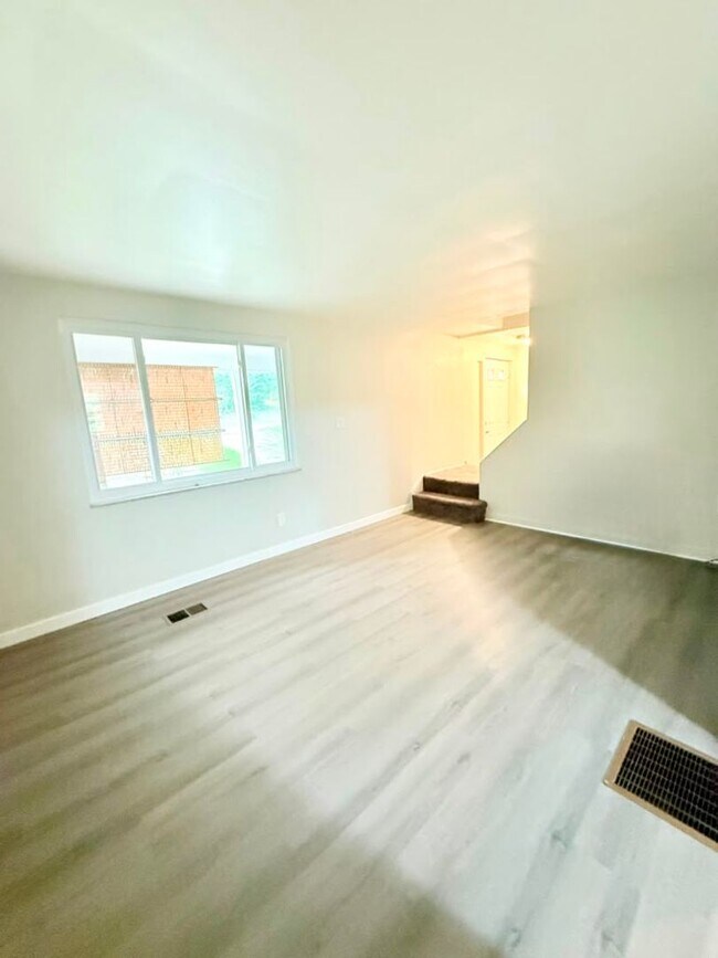 Building Photo - 472-474 Guylyn Dr