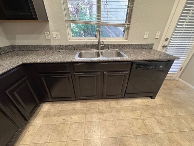 Building Photo - 3 Bedroom Home in a Gated Community! North...