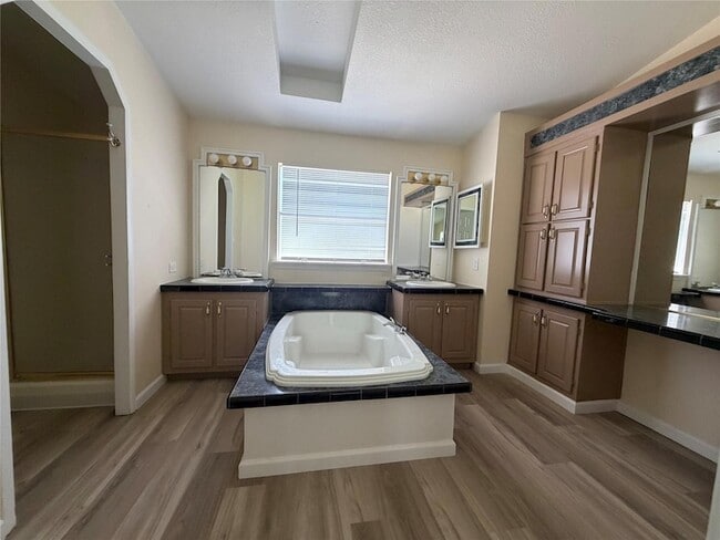 Building Photo - 236 Live Oak Dr