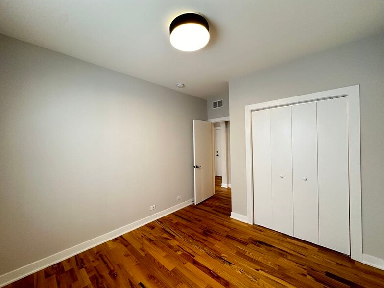 Building Photo - 643 W Wrightwood Ave