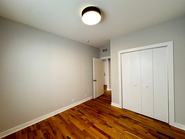 Building Photo - 659 W Wrightwood Ave