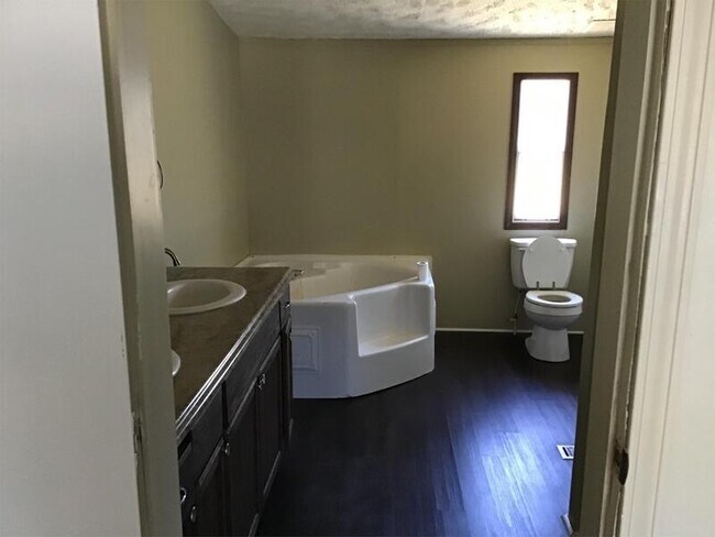 Building Photo - 1126 Tearcoat Rd