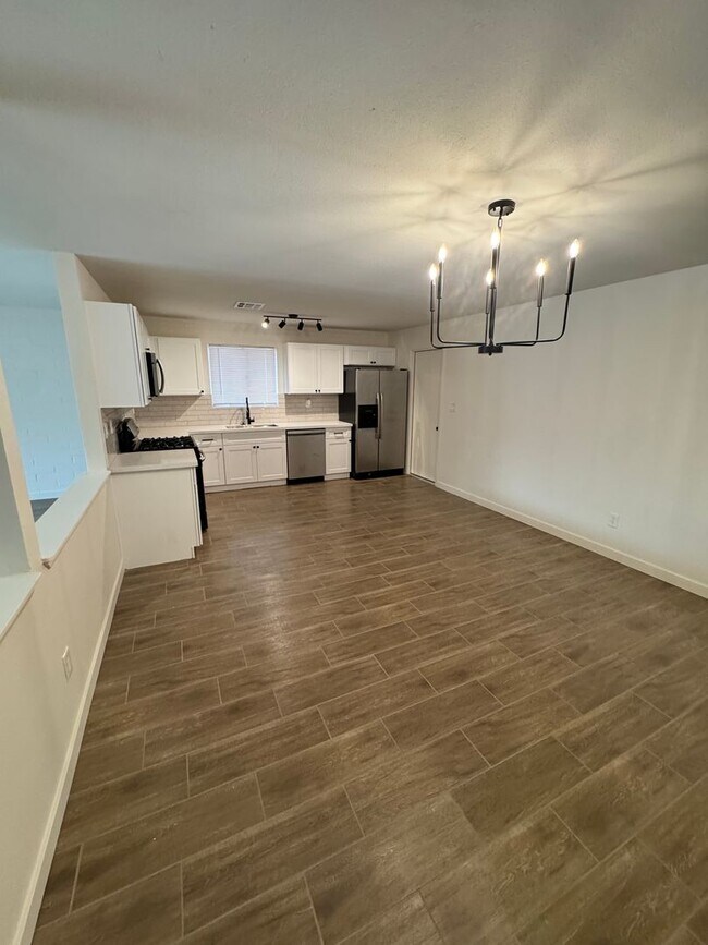 Building Photo - Fully upgraded home with garage!