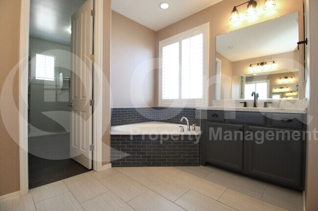 Building Photo - 2872 E Redwood Pl